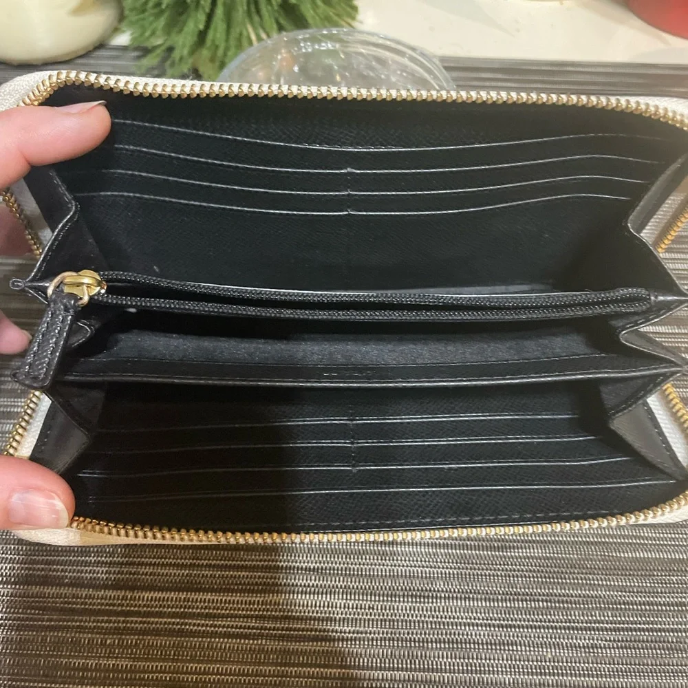 Coach Turnlock Bow Leather Zip Wallet in Chalk - Picture 4 of 9
